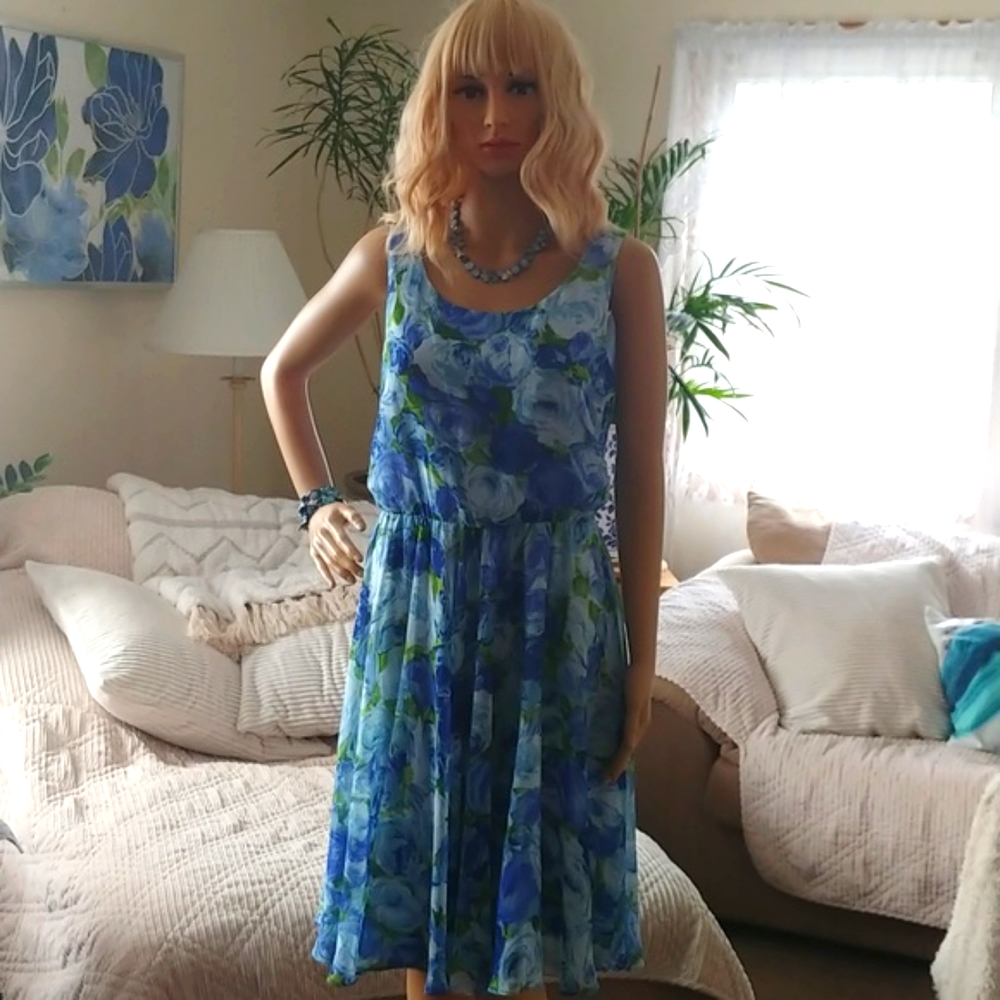 BETSEY JOHNSON Floral Dress. Size 8